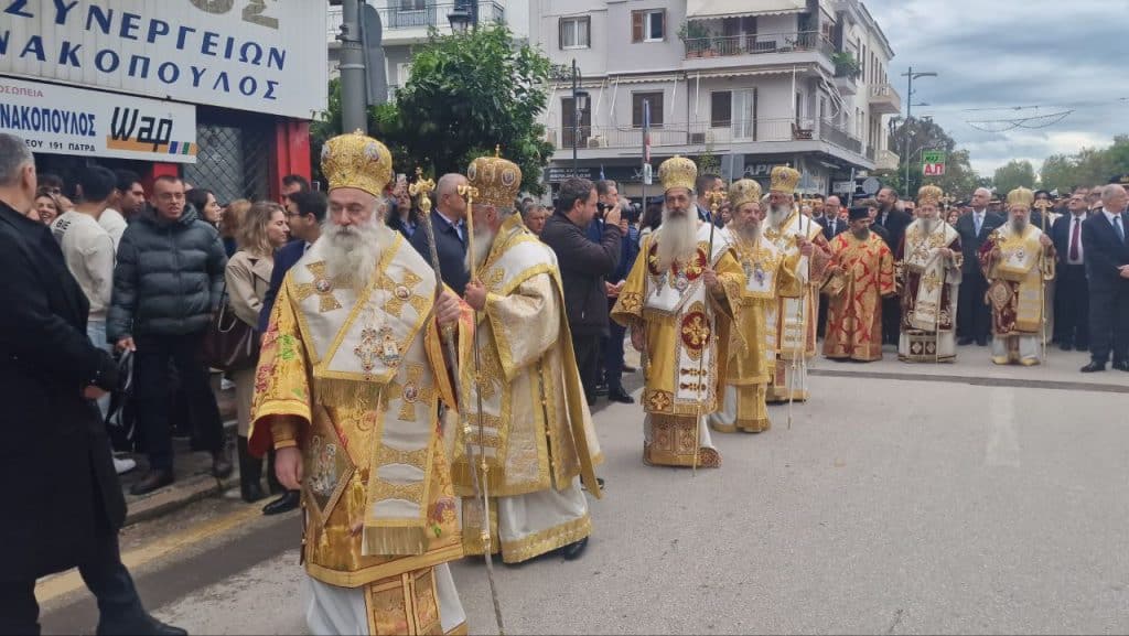 Πάτρα - Φωτό: Χιλιάδες πιστών στην λιτανεία που έγινε για τον Αγιο Ανδρέα