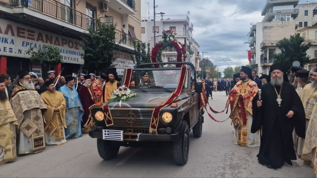 Πάτρα - Φωτό: Χιλιάδες πιστών στην λιτανεία που έγινε για τον Αγιο Ανδρέα