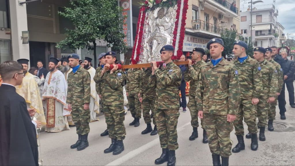 Πάτρα - Φωτό: Χιλιάδες πιστών στην λιτανεία που έγινε για τον Αγιο Ανδρέα