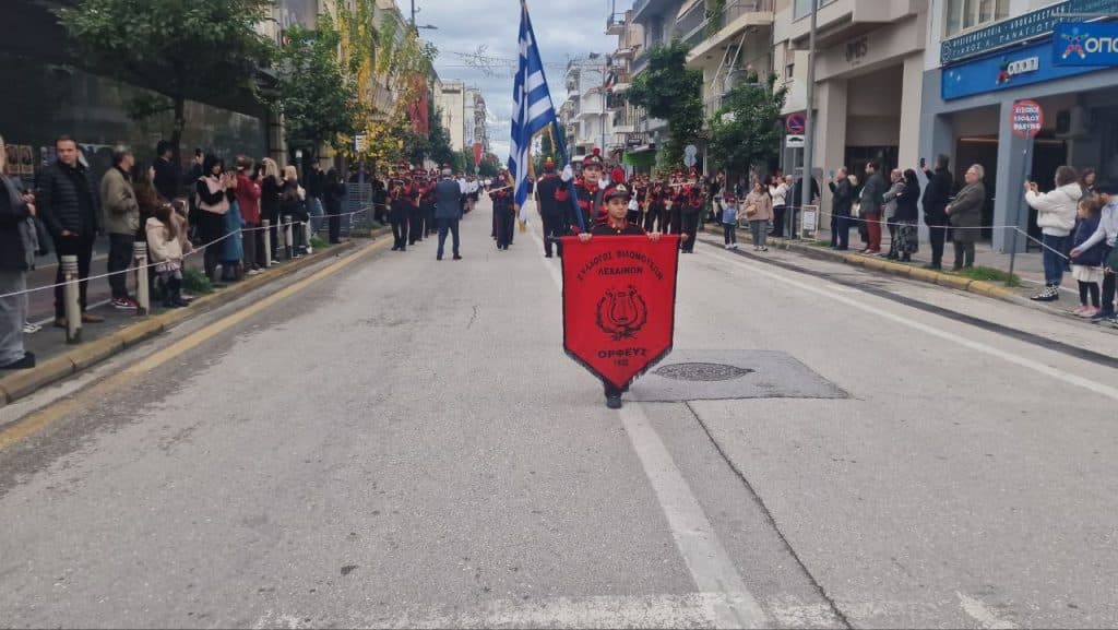 Πάτρα - Φωτό: Χιλιάδες πιστών στην λιτανεία που έγινε για τον Αγιο Ανδρέα