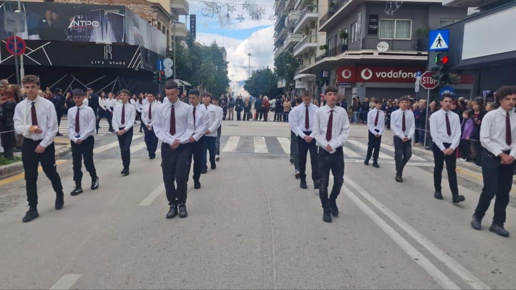 Πάτρα - Φωτό: Χιλιάδες πιστών στην λιτανεία που έγινε για τον Αγιο Ανδρέα