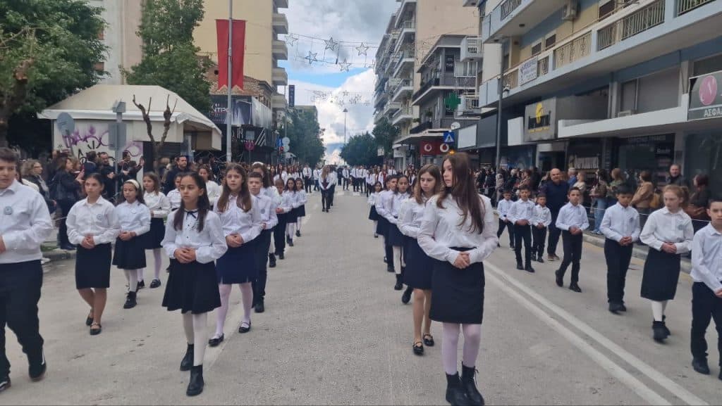 Πάτρα - Φωτό: Χιλιάδες πιστών στην λιτανεία που έγινε για τον Αγιο Ανδρέα