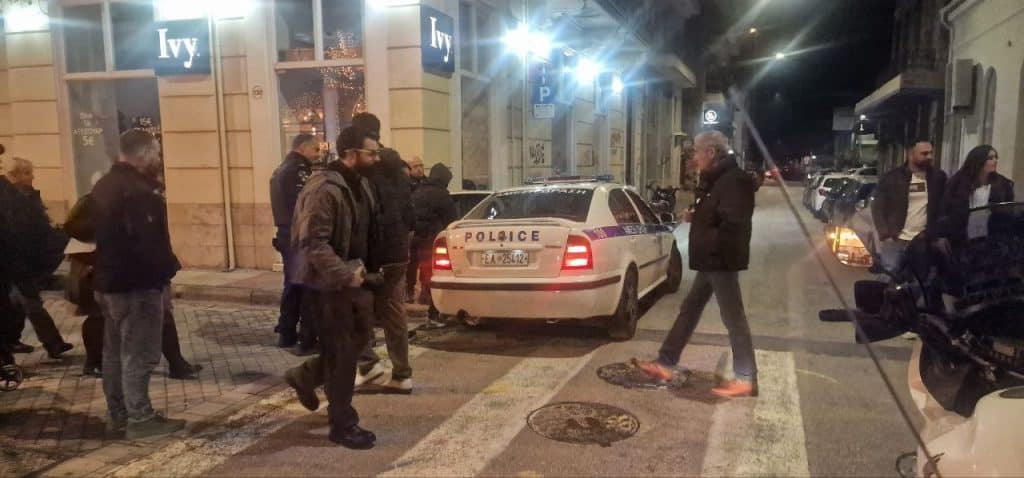 Πάτρα: Αγριο ξύλο στην Ρήγα Φεραίου - Ατομο στο έδαφος - 3 προσαγωγές - φωτό