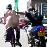 Γυμνός ποδηλάτης τρώει μπουνιά από διερχόμενο μοτοσικλετιστή και σωριάζεται στον δρόμο - Δείτε βίντεο