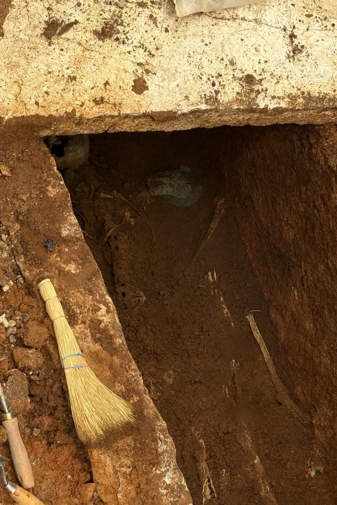 Βρέθηκε τάφος "γίγαντα" στην Κάτω Αχαϊα! Φωτο