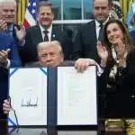 Λήξη του shutdown στις ΗΠΑ μετά από 43 ημέρες – Ο Τραμπ υπέγραψε τη συμφωνία στο Οβάλ Γραφείο