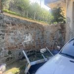 Δείτε φωτό και βίντεο: Σε αυτό το σημείο χτύπησε το κεφάλι ο 25χρονος και έπεσαν με το παιδί από τη μάντρα στα Σπάτα Αχαϊας