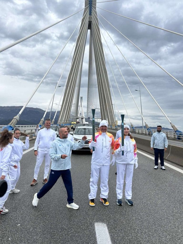 Η Ολυμπιακή Φλόγα διέσχισε τη Γέφυρα Ρίου – Αντιρρίου στη διαδρομή της