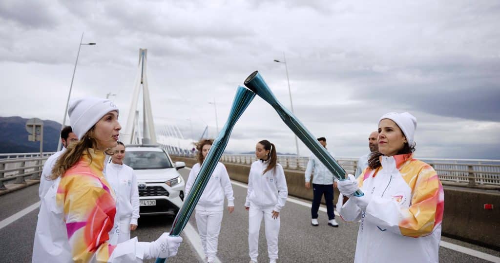 Η Ολυμπιακή Φλόγα διέσχισε τη Γέφυρα Ρίου – Αντιρρίου στη διαδρομή της