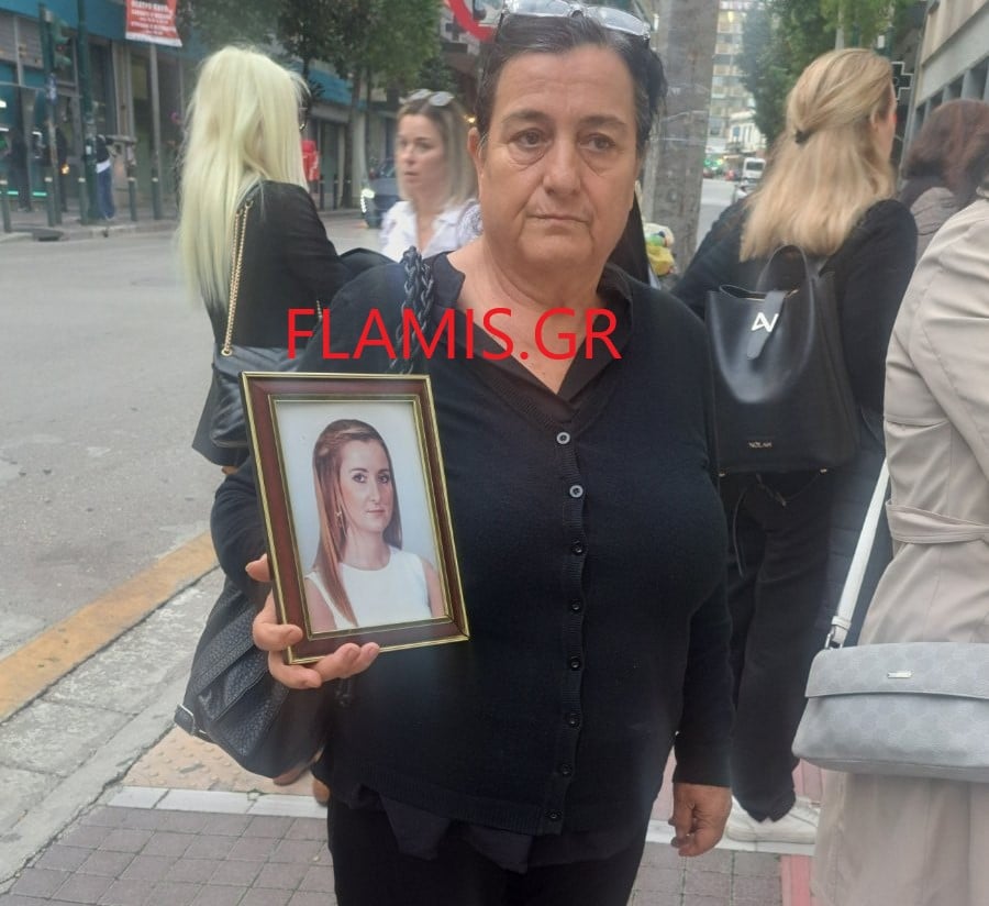 Πάτρα: Η τραγική μάνα στα Δικαστήρια - Μαζί με τις άλλες δύο κόρες της θρηνούν για την 27χρονη Πάτρα: Η τραγική μάνα στα Δικαστήρια - Μαζί με τις άλλες δύο κόρες της θρηνούν για την 27χρονη