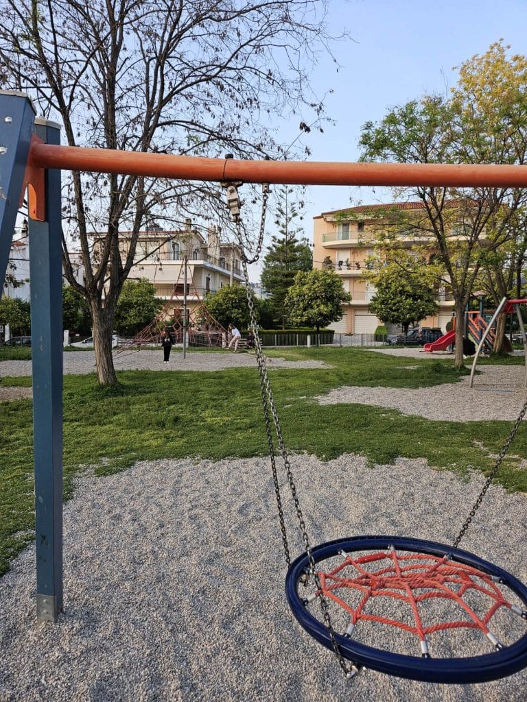 Πάτρα: Παιδική χαρά... καρμανιόλα! Σε απόγνωση γονείς: Ποιος θα αναλάβει την ευθύνη; φωτο