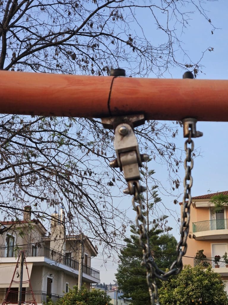 Πάτρα: Παιδική χαρά... καρμανιόλα! Σε απόγνωση γονείς: Ποιος θα αναλάβει την ευθύνη; φωτο