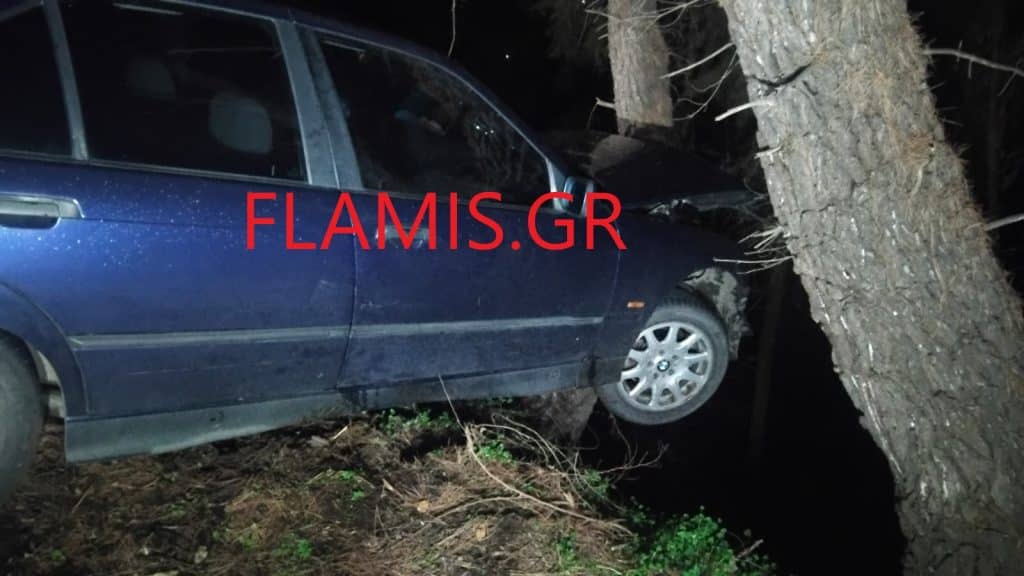 Πάτρα: Απίστευτο τροχαίο στον Ομπλό - ΙΧ καρφώθηκε σε δένδρο και ο συνοδηγός έπεσε στο γκρεμό - φωτο