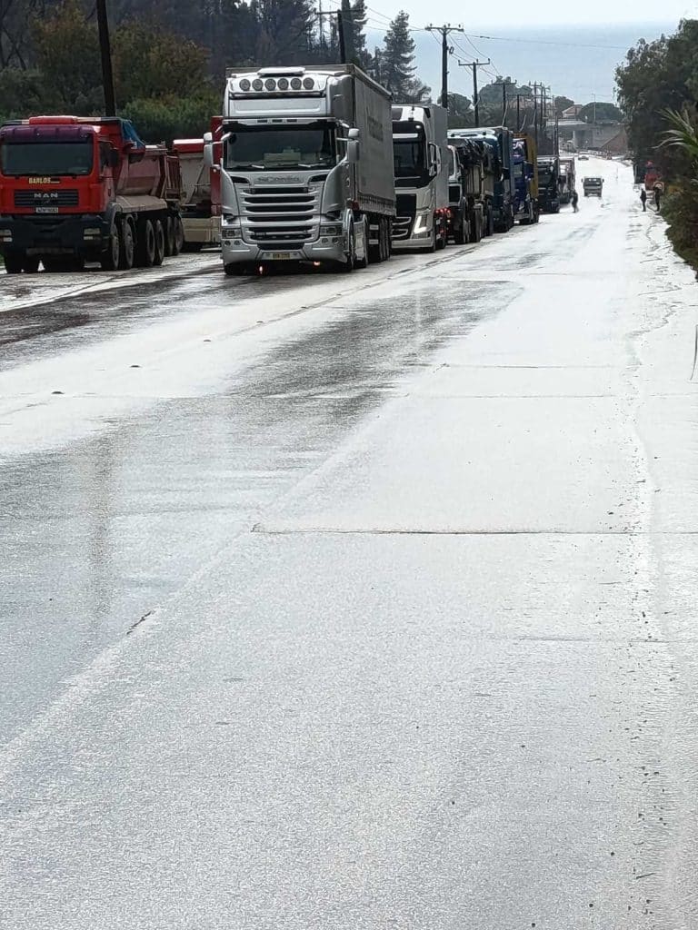 Πάτρα - φωτό! Σύγκρουση "γιγάντων" στο Θεριανό - Εγκλωβίστηκε άτομο - φωτό