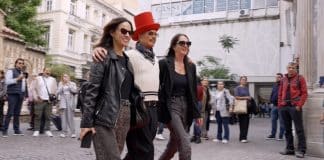 Ο Λάκης Γαβαλάς μετατρέπει την Ερμού σε πασαρέλα με το «Κόκκινο Χαλί» και το ταμπεραμέντο του – Στιγμές fun και λάμψης Αρχική