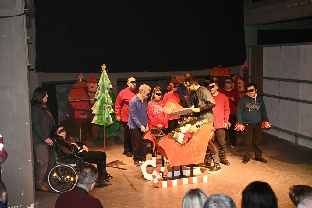 Η Χριστουγεννιάτικη παράσταση «Πώς ο Γκριντζ έκλεψε τα Χριστούγεννα», από τα παιδιά του  ΚΔΑΠΑμεΑ «ΑΜΠΕΤ ΧΑΣΜΑΝ» στο Λιθογραφείο - φωτο