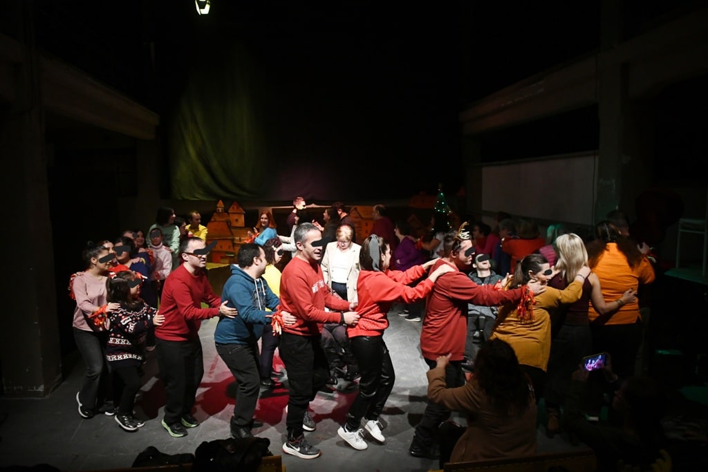 Η Χριστουγεννιάτικη παράσταση «Πώς ο Γκριντζ έκλεψε τα Χριστούγεννα», από τα παιδιά του  ΚΔΑΠΑμεΑ «ΑΜΠΕΤ ΧΑΣΜΑΝ» στο Λιθογραφείο - φωτο