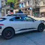 Απίστευτο: Αυτόνομο ταξί κοντοστέκεται και χαζεύει σκηνή εγκλήματος (+video)