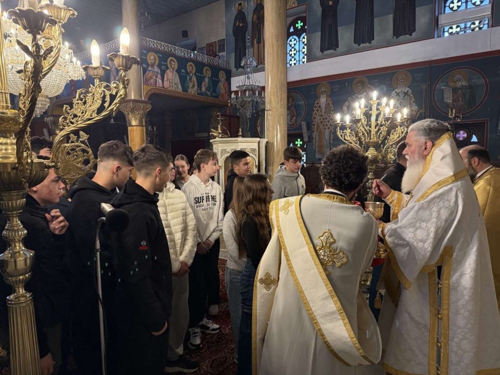 Αιγιάλεια: Ετελέσθη Θεία Λειτουργία υπέρ μαθητών από τον Μητροπολίτη Ιερώνυμο - φωτό