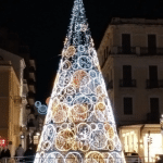 Πάτρα: Στήθηκε το φωτεινό δέντρο στην πλατεία Τριών Συμμάχων - Μπήκαν λαμπόνια τα Ψηλά Αλώνια (φωτο)