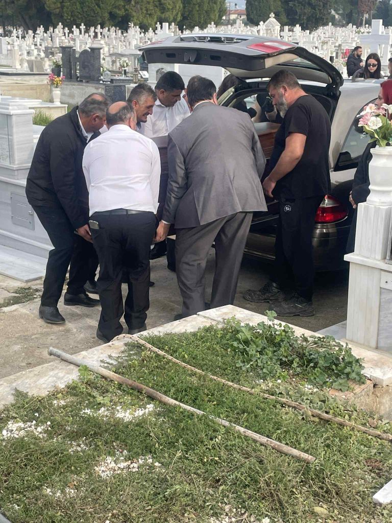 Πάτρα: Θρήνος στην κηδεία του τενόρου Νίκου Παπακώστα - Απαρηγόρητη η μητέρα του - φωτό