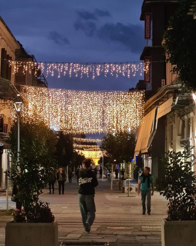 Δείτε εντυπωσιακές φωτο: Πώς στολίστηκε η Καλαμάτα για τα Χριστούγεννα