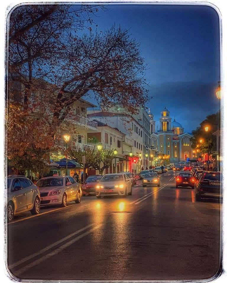 Δείτε εντυπωσιακές φωτο: Πώς στολίστηκε η Καλαμάτα για τα Χριστούγεννα