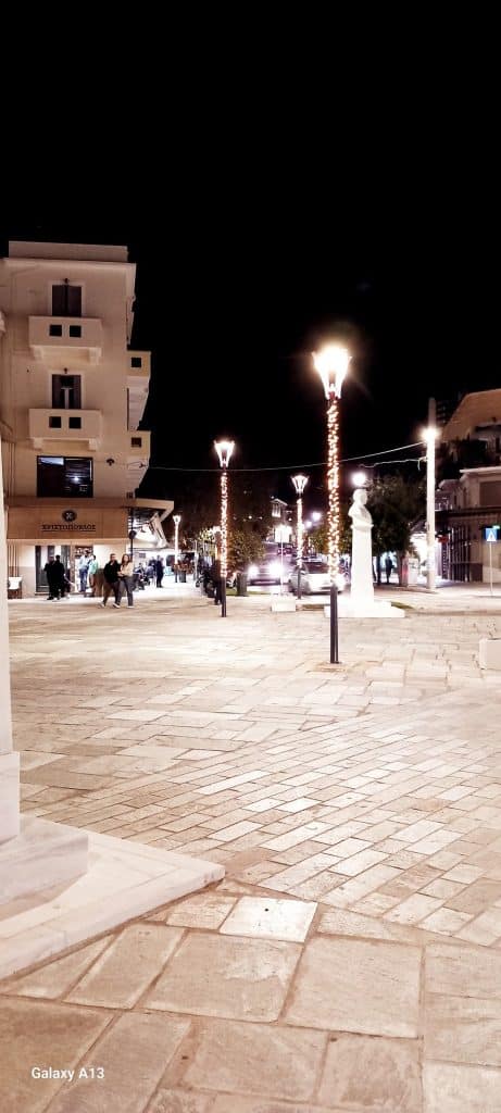 Δείτε εντυπωσιακές φωτο: Πώς στολίστηκε η Καλαμάτα για τα Χριστούγεννα