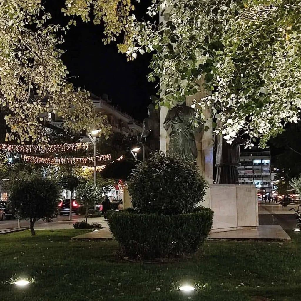 Δείτε εντυπωσιακές φωτο: Πώς στολίστηκε η Καλαμάτα για τα Χριστούγεννα