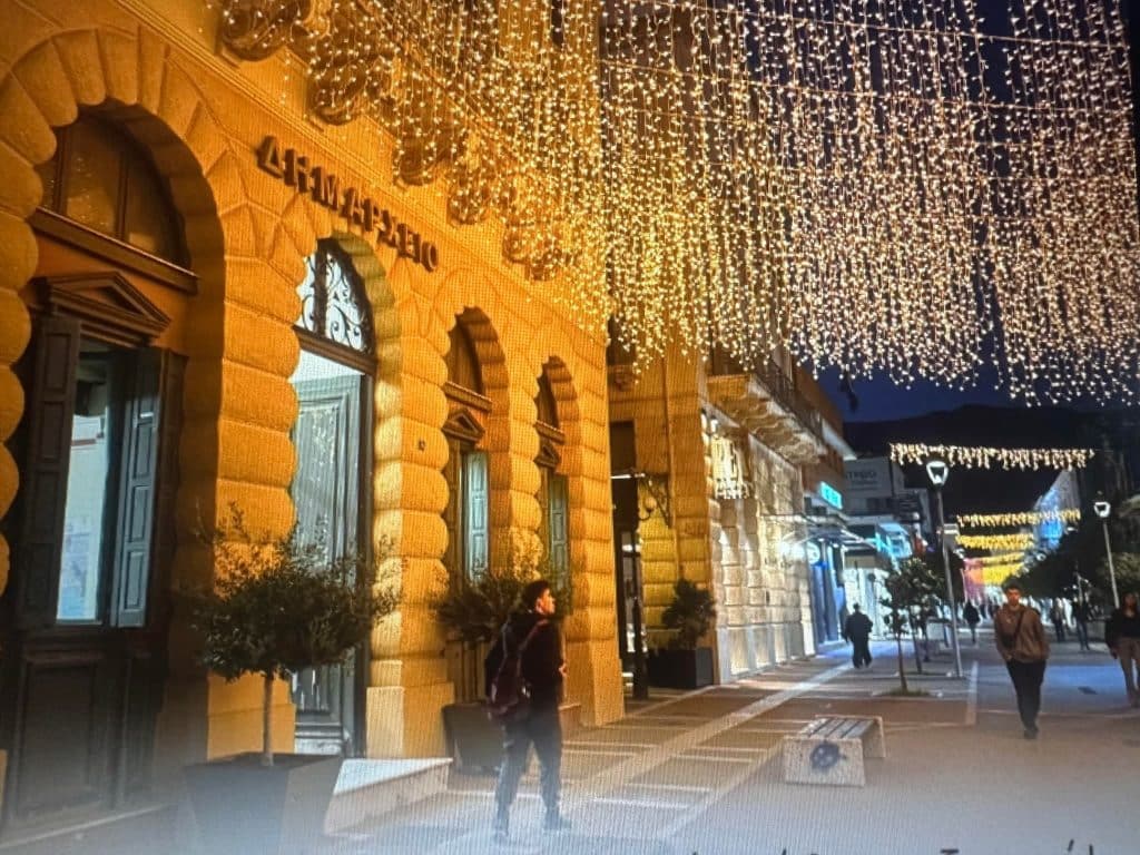 Δείτε εντυπωσιακές φωτο: Πώς στολίστηκε η Καλαμάτα για τα Χριστούγεννα