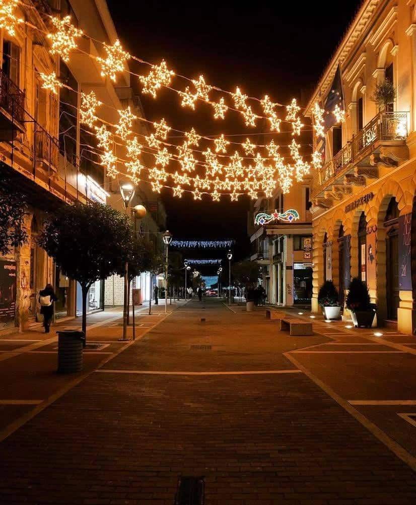 Δείτε εντυπωσιακές φωτο: Πώς στολίστηκε η Καλαμάτα για τα Χριστούγεννα