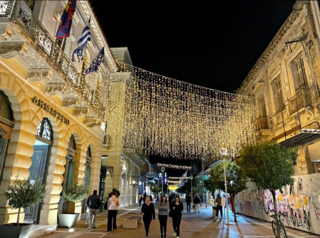 Δείτε εντυπωσιακές φωτο: Πώς στολίστηκε η Καλαμάτα για τα Χριστούγεννα