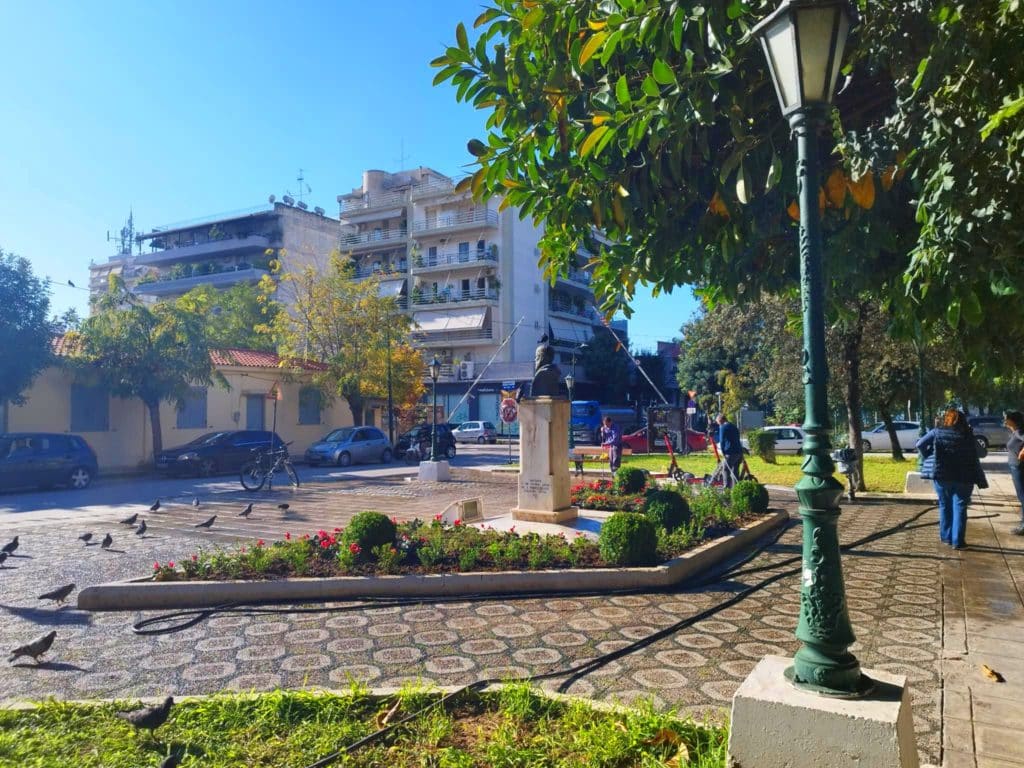 Πάτρα: "Πρασίνισε" και η Πλατεία Παπαφλέσσα - φωτο