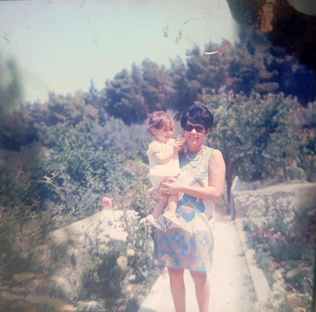 Πάτρα: Η δημοσιογράφος Ελίζα Καλλίτση αποχαιρετά τη θεία της Κούλα Ροδοπούλου - φωτό