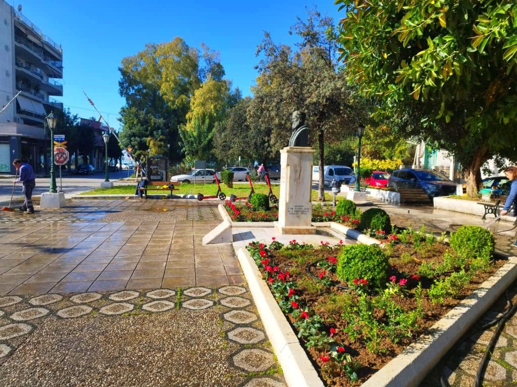 Πάτρα: "Πρασίνισε" και η Πλατεία Παπαφλέσσα - φωτο