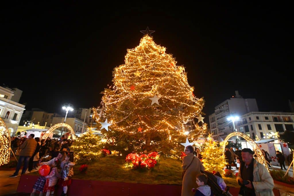 Πάτρα - φωτό: Εντυπωσιακό το χριστουγεννιάτικο δένδρο στην Πλ. Γεωργίου 597749788 3954841334660292 5521254255828155085 n