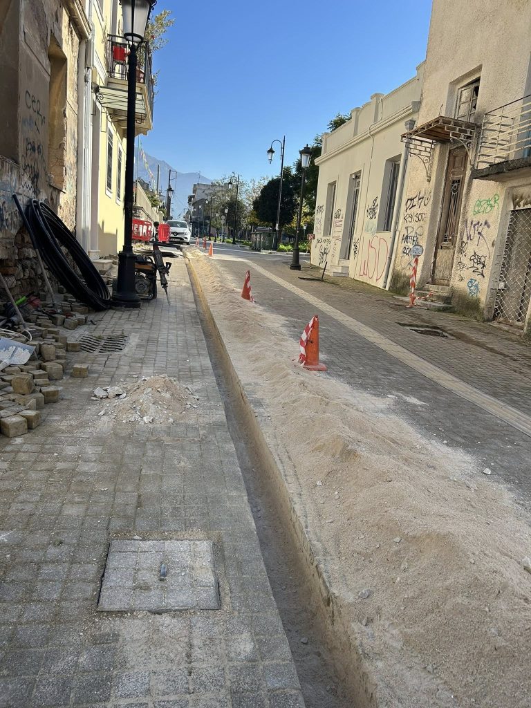 Απίστευτο: Δείτε φωτό: Αφού έβαλαν κυβόλιθο.... ξανασκάβουν την Ανω Πόλη