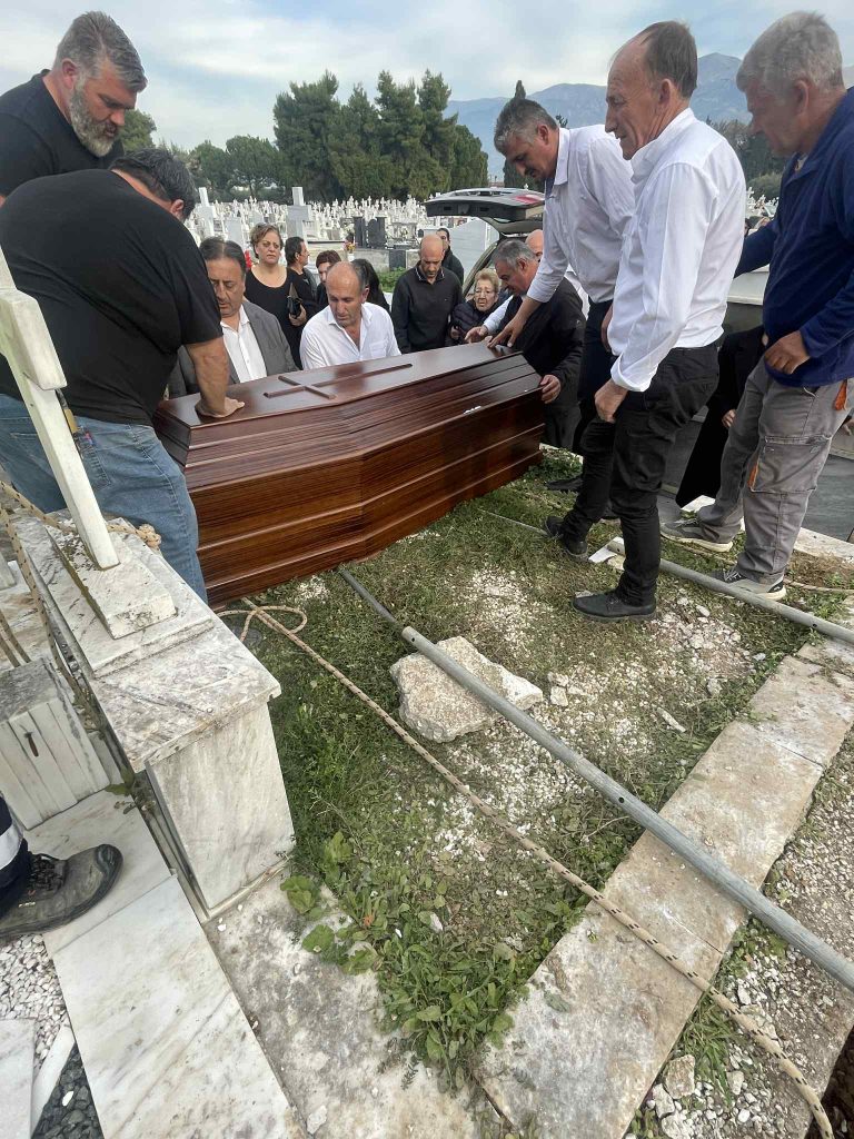 Πάτρα: Θρήνος στην κηδεία του τενόρου Νίκου Παπακώστα - Απαρηγόρητη η μητέρα του - φωτό Πάτρα: Θρήνος στην κηδεία του τενόρου Νίκου Παπακώστα - Απαρηγόρητη η μητέρα του - φωτό