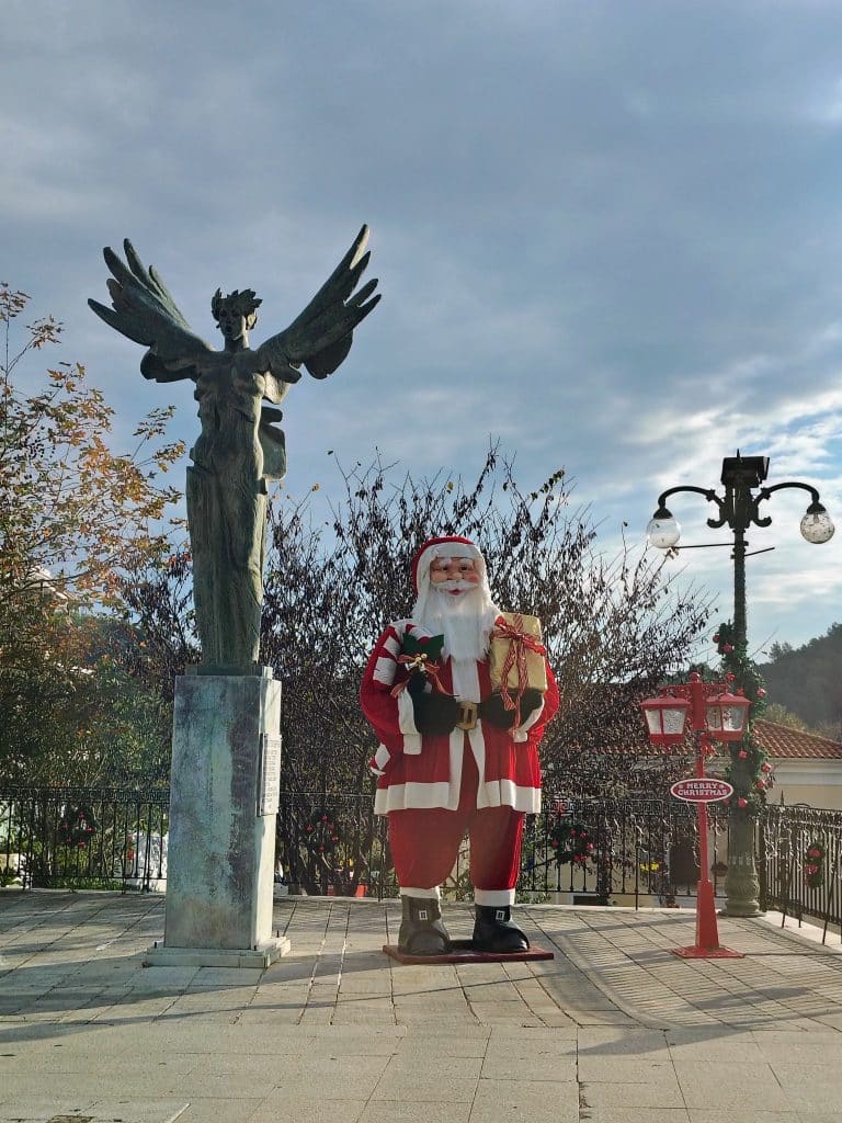 Αρχαία Ολυμπία: Ο Αϊ Βασίλης... δίπλα από το άγαλμα της Νίκης - Διαμαρτυρίες πολιτών