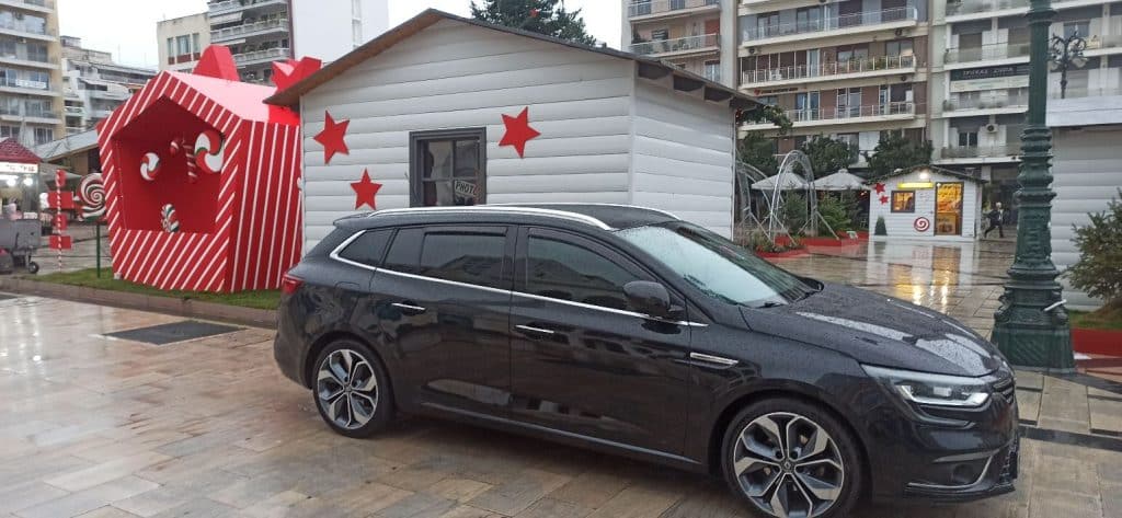 Απίστευτο παρκάρισμα πάνω στην Πλ. Γεωργίου! Μόνο... στην φάτνη δεν μπήκε! Φωτό