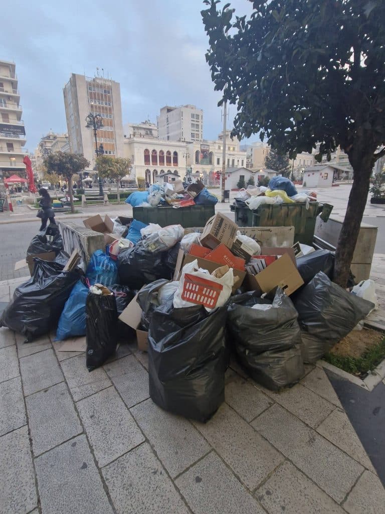 ΦΙΛΙΠΠΟΣ ΟΙΚΟΝΟΜΟΥ: Ιδού τα χάλια της Πλ. Γεωργίου - φωτό