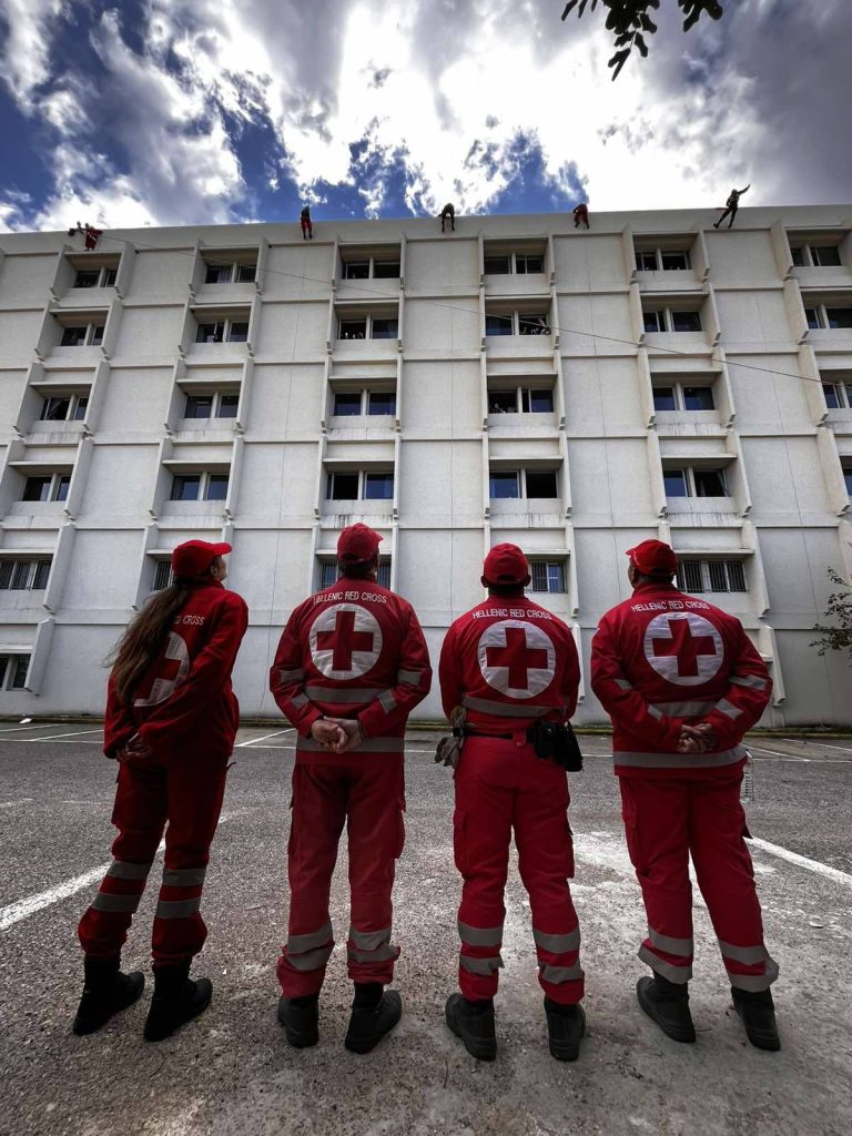 Πάτρα: Πυροσβέστες μοίρασαν δώρα και ευχές στο Νοσοκομείο Ρίου - "Επεσαν" από την ταράτσα στους ορόφους - Βιντεο