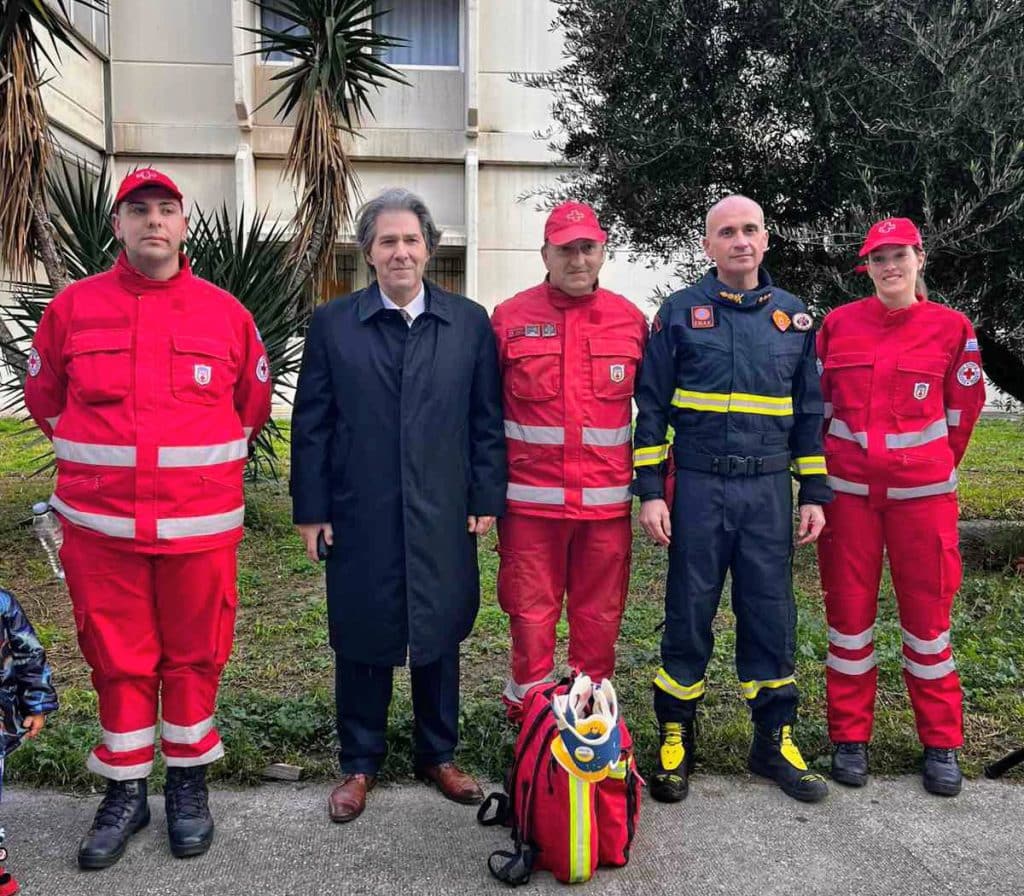 Πάτρα: Πυροσβέστες μοίρασαν δώρα και ευχές στο Νοσοκομείο Ρίου - "Επεσαν" από την ταράτσα στους ορόφους - Βιντεο