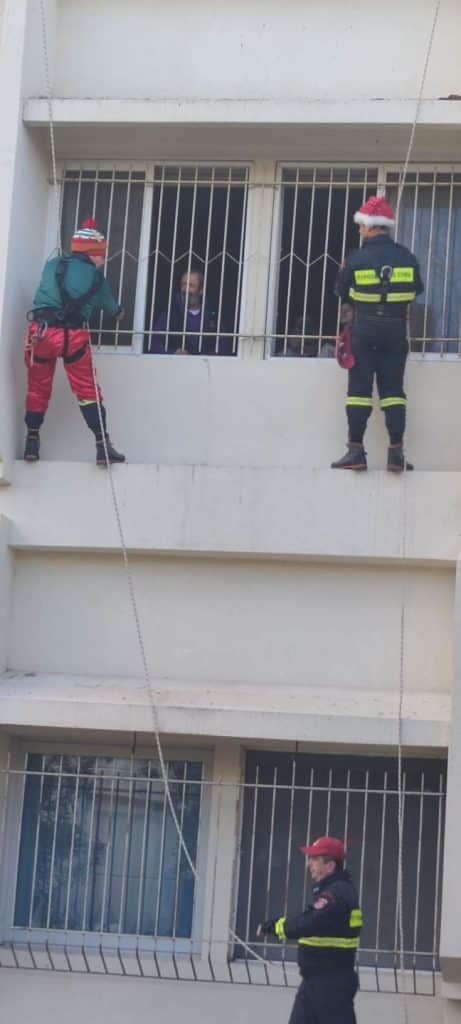 Πάτρα: Πυροσβέστες μοίρασαν δώρα και ευχές στο Νοσοκομείο Ρίου - "Επεσαν" από την ταράτσα στους ορόφους - Βιντεο