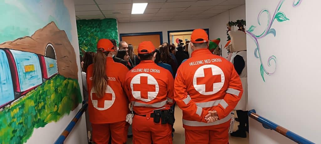 Πάτρα: Πυροσβέστες μοίρασαν δώρα και ευχές στο Νοσοκομείο Ρίου - "Επεσαν" από την ταράτσα στους ορόφους - Βιντεο