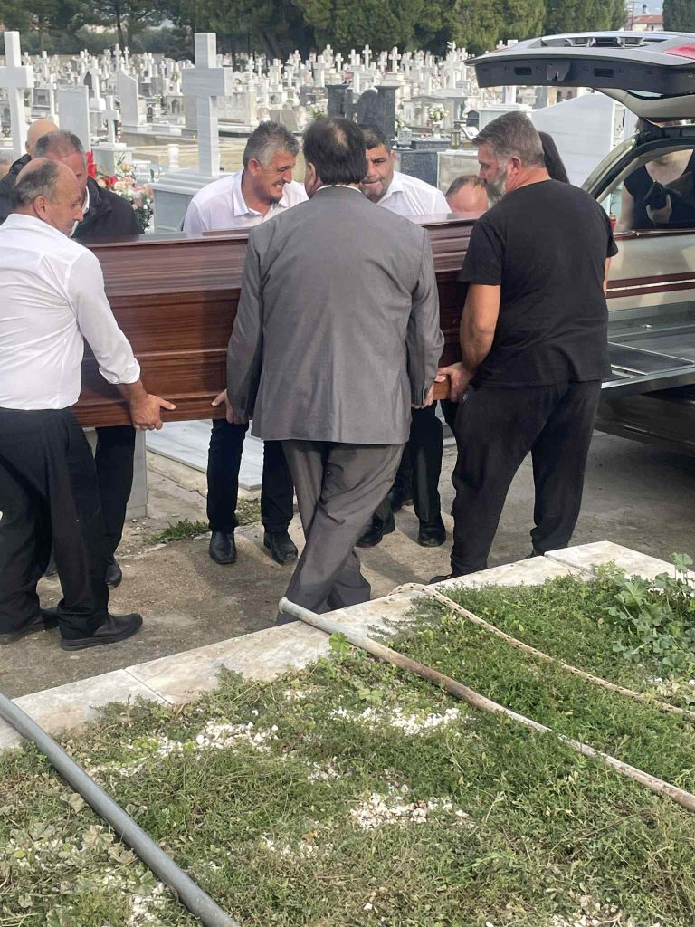 Πάτρα: Θρήνος στην κηδεία του τενόρου Νίκου Παπακώστα - Απαρηγόρητη η μητέρα του - φωτό