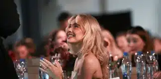 Η Sabrina Carpenter έδωσε ένα χειμωνιάτικο twist στο πιο hot μανικιούρ της χρονιάς Αρχική