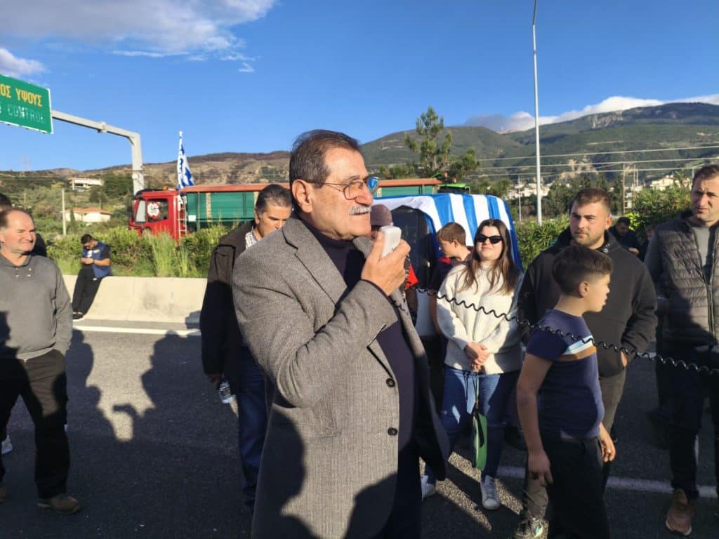 Πάτρα: Ο Κ. Πελετίδης στο μπλόκο των αγροτών - φωτο Πάτρα: Ο Κ. Πελετίδης στο μπλόκο των αγροτών - φωτο