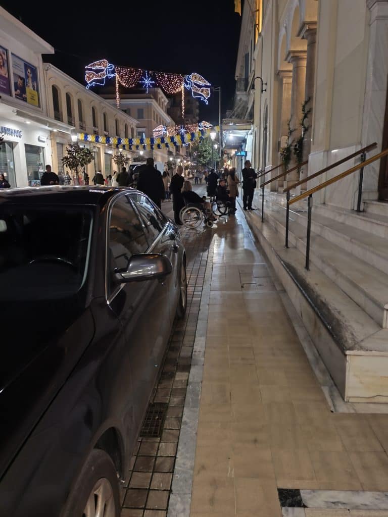 Πάτρα: Γαμήλια τελετή... στον πεζόδρομο! Ατομα με αναπηρικό αμαξίδιο αδυνατούσαν να μπουν στην Ευαγγελίστρια