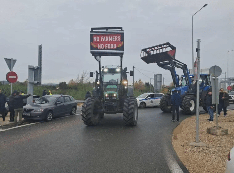 Ηλεία: Αγρότες έριξαν γάλα στον δρόμο και έκαψαν σανό (Φώτο)